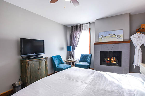 Queen Fireplace Guestroom